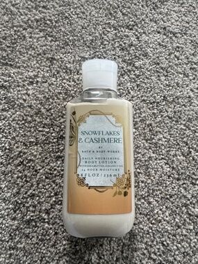 Bath & Body Works Snowflakes & Cashmere Body Lotion - Cream & Gold Label